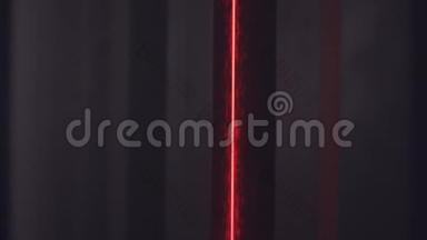 在黑暗的房间里，木梁上发光的红色亮线<strong>特</strong>写。 库存录像。 激光<strong>特</strong>效